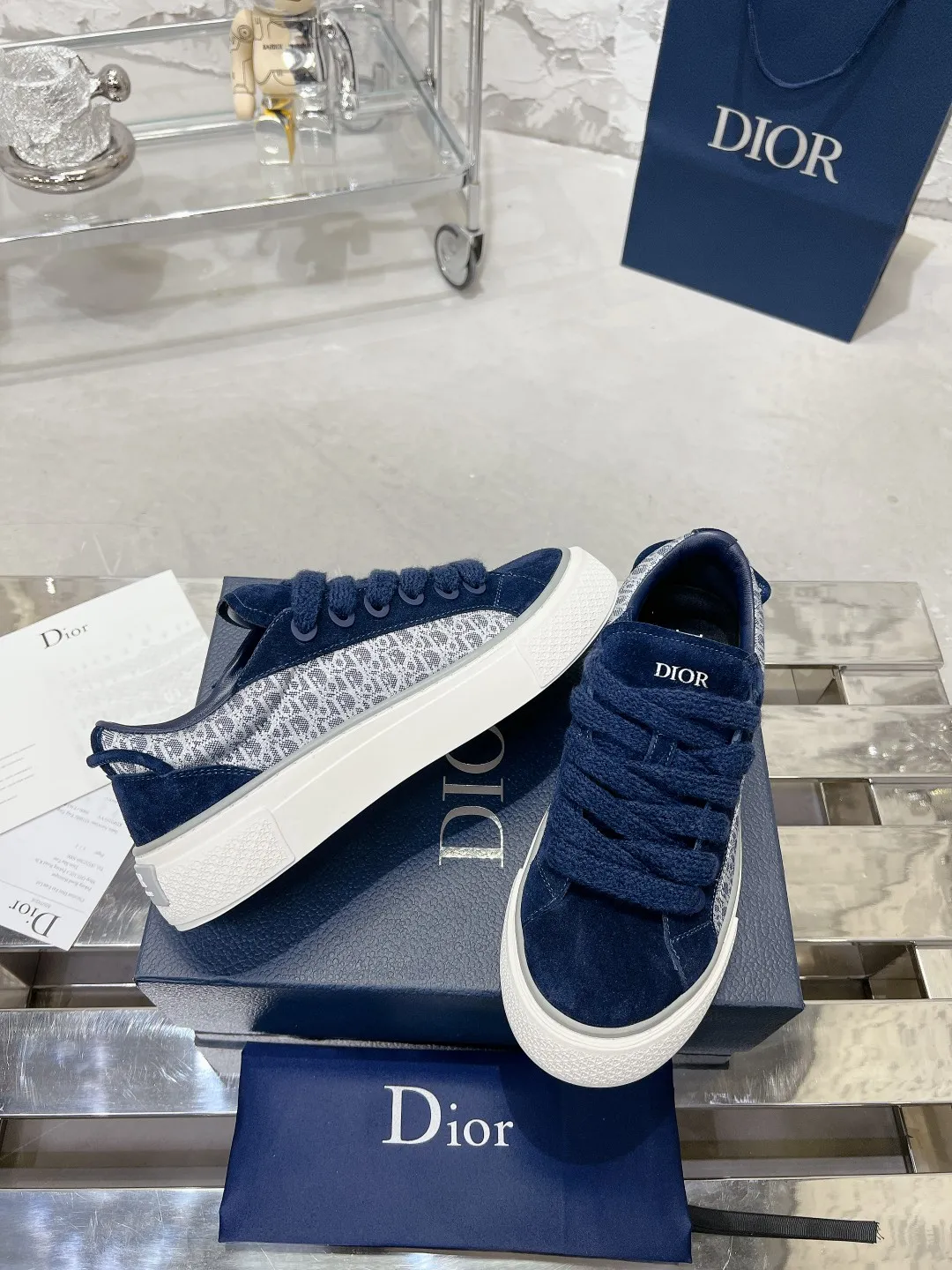 👟👟Ex-factory price 560👟👟 Women's shoes, women's clothing, women's shoes factory top version Dior Dior B33 series! Casual sneakers for couples 👟 Purchased from the original, developed and made. Carefully crafted from Dior gray cow leather, decorated with tone-on-tone CD Diamond pattern canvas panels on the sides. The shoelace eyelets in the shape of CD Icon are clever and exquisite, and the two-color sole, tongue and heel are all decorated with special details, making it even more refined. It is a very casual and versatile shoe. 🔘Fabric: Original customized calfskin + Oblique floral fabric 🔘Inner: Customized breathable lining 🔘Outsole: Original molded T👟👟Ex-factory price U combination outsole 🔘Sole thickness: 3CM 🔘Number of sizes: Women’s size: 35-41 Men’s size: 38-46 (Female 41, Men’s 38, 46 customized are not returnable)